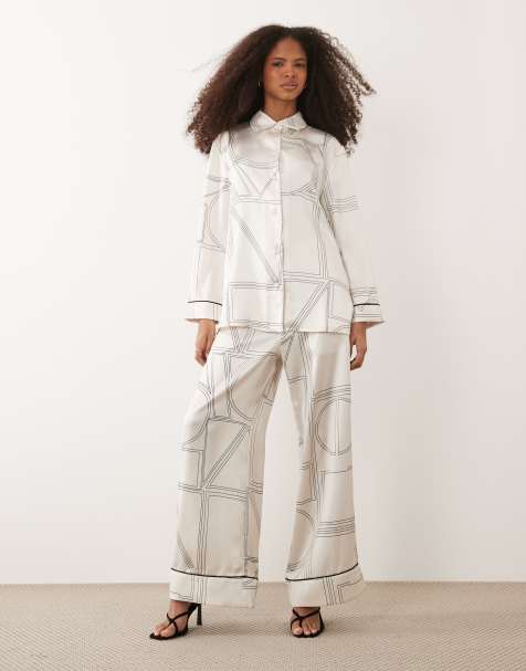 IYAL - Co-ord set van pyjamatop en broek met contrasterende biezen en geometrische print in crème - view 1