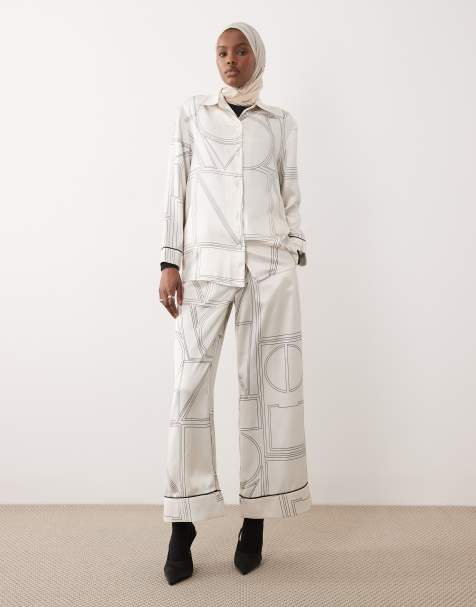 IYAL - Cremehvidt pyjamassæt med top med kontrasterende kanter og bukser med geometrisk print - view 1