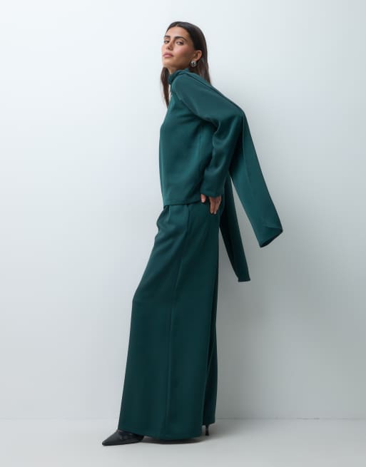 IYAL – Grönt set i crepe och satin med vida byxor och boxig topp med scarfdetalj vid halsen, 3 av 3