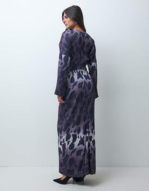 IYAL Maxikleid mit Wickeldetail vorne und weiten Ärmeln in grauem Ombré-Tierprint, 2 von 4