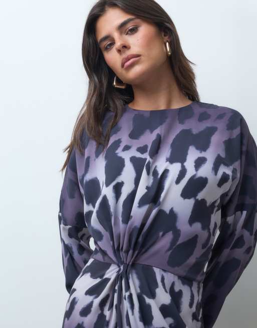 IYAL Maxikleid mit Wickeldetail vorne und weiten Ärmeln in grauem Ombré-Tierprint, 3 von 4