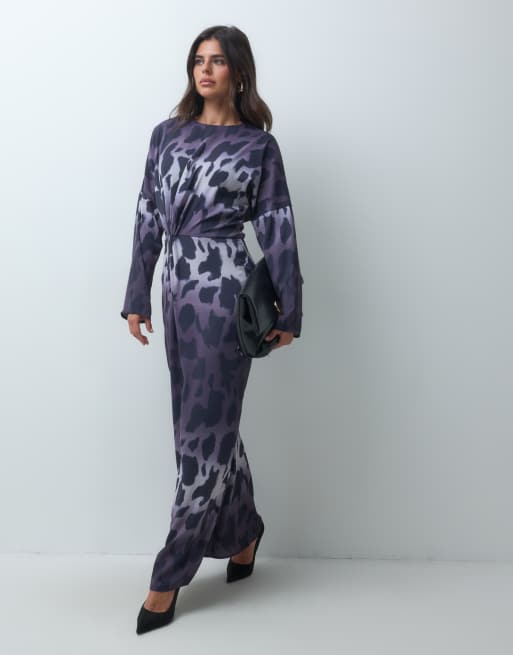 IYAL Maxikleid mit Wickeldetail vorne und weiten Ärmeln in grauem Ombré-Tierprint, 4 von 4
