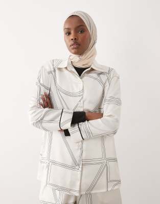 IYAL - Pyjama-Oberteil in Cremeweiß mit geometrischem Muster und farblich abgesetzter Paspelierung, Kombiteil