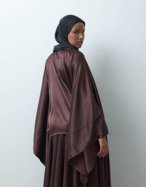 IYAL satijnen top met extreem gedrapeerde mouwen, co-ord set in chocoladebruin, 2 van 4