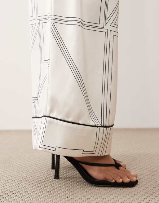 IYAL – Weit geschnittene Satinhose in Cremeweiß mit abstraktem Muster und farblich abgesetzter Einfassung, Kombiteil, 5 von 5