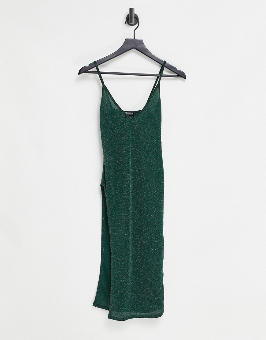 фото Изумрудно-зеленое платье миди на бретельках из блестящей ткани с глубоким вырезом и высоким разрезом до бедра fashionkilla-зеленый цвет