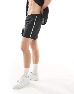 Jack & Jones – Badeshorts in Schwarz mit Logobesatz 