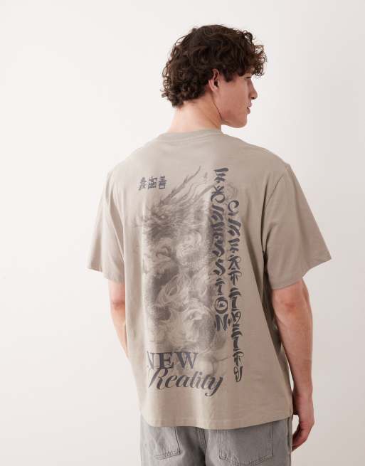 Jack & Jones – Beige t-shirt i oversized fit med draktryck baktill