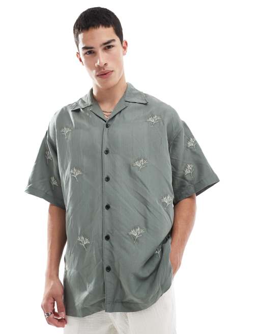 Jack & Jones - Chemise coupe carrée avec col à revers et fleurs brodées - Kaki 