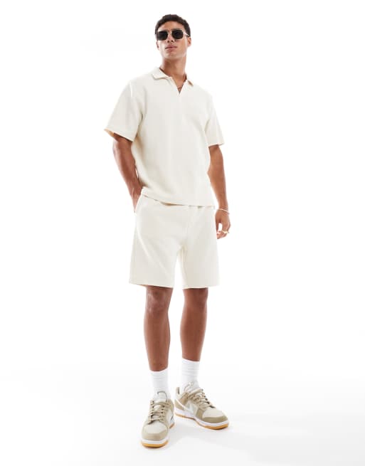 Jack & Jones - Completo color bianco sporco testurizzato composto da pantaloncini e polo con scollo aperto