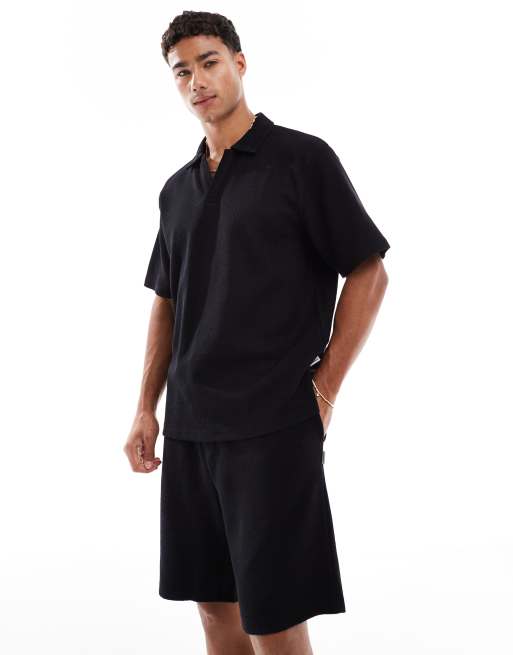 Jack & Jones - Completo nero testurizzato composto da pantaloncini e polo con scollo aperto, 2 di 4
