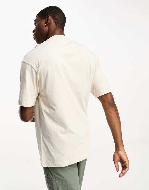 Jack & Jones - Core - Oversized T-shirt met opstaande hals en badge met print in beige, 3 van 4