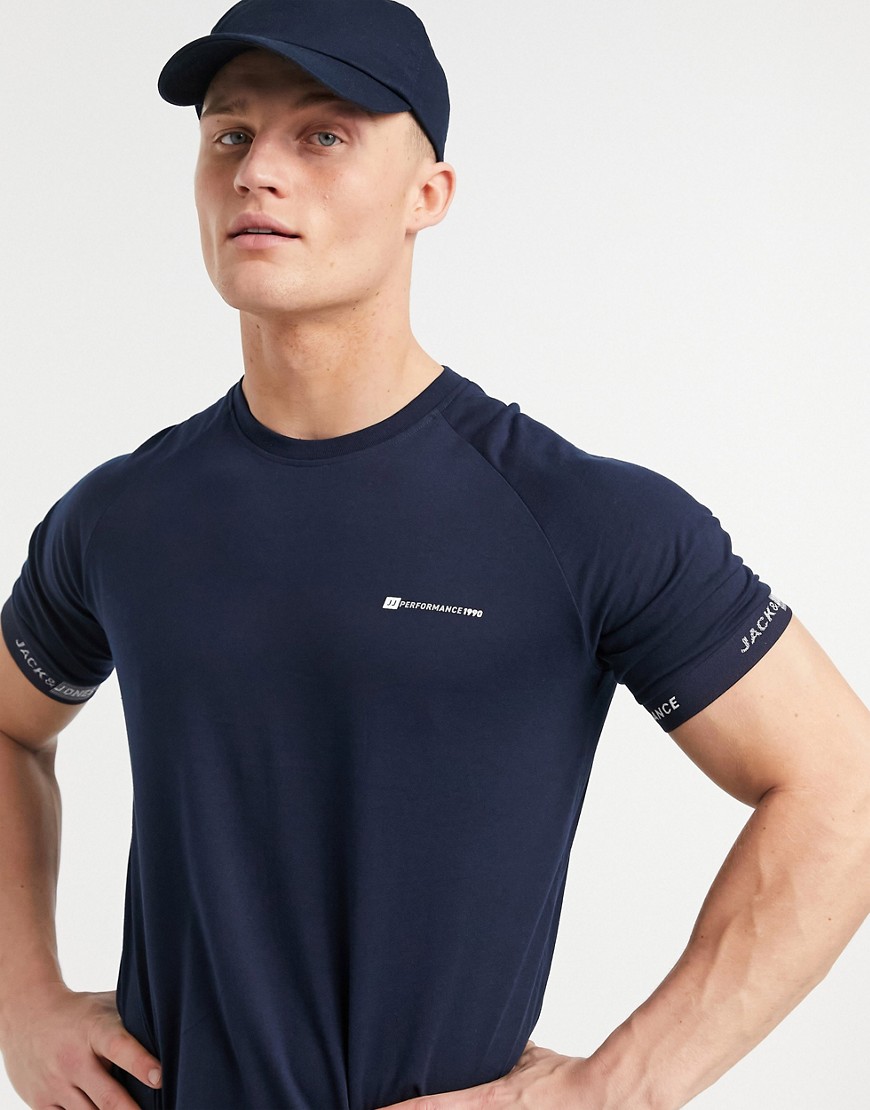 Jack & Jones - Core Performance - Marineblå T-shirt med logostribe på ærmerne