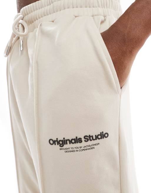 Jack & Jones - Cremehvide shorts i sweatshirt-stof i løstsiddende pasform, 2 af 5
