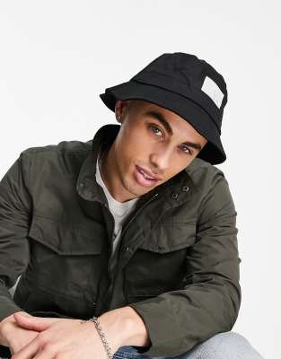 Jack & Jones – Czarny kapelusz typu bucket z dużym logo