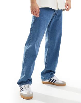 Eddie - Locker geschnittene Jeans in mittelblauer Waschung Blau W29 L30
