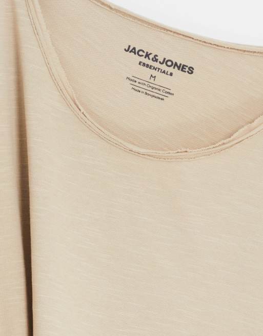 Jack & Jones Essentials – Beige t-shirt i lång modell med djup halsringning och råskuren fåll, 4 av 4
