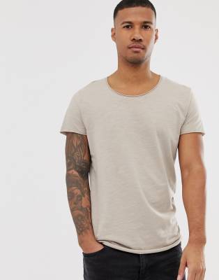 Jack & Jones – Essentials – Lang geschnittenes T-Shirt mit U-Ausschnitt in Beige