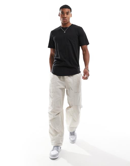 Jack & Jones Essentials – Longline-T-Shirt in Schwarz mit abgerundetem Saum und Tasche, 2 von 4