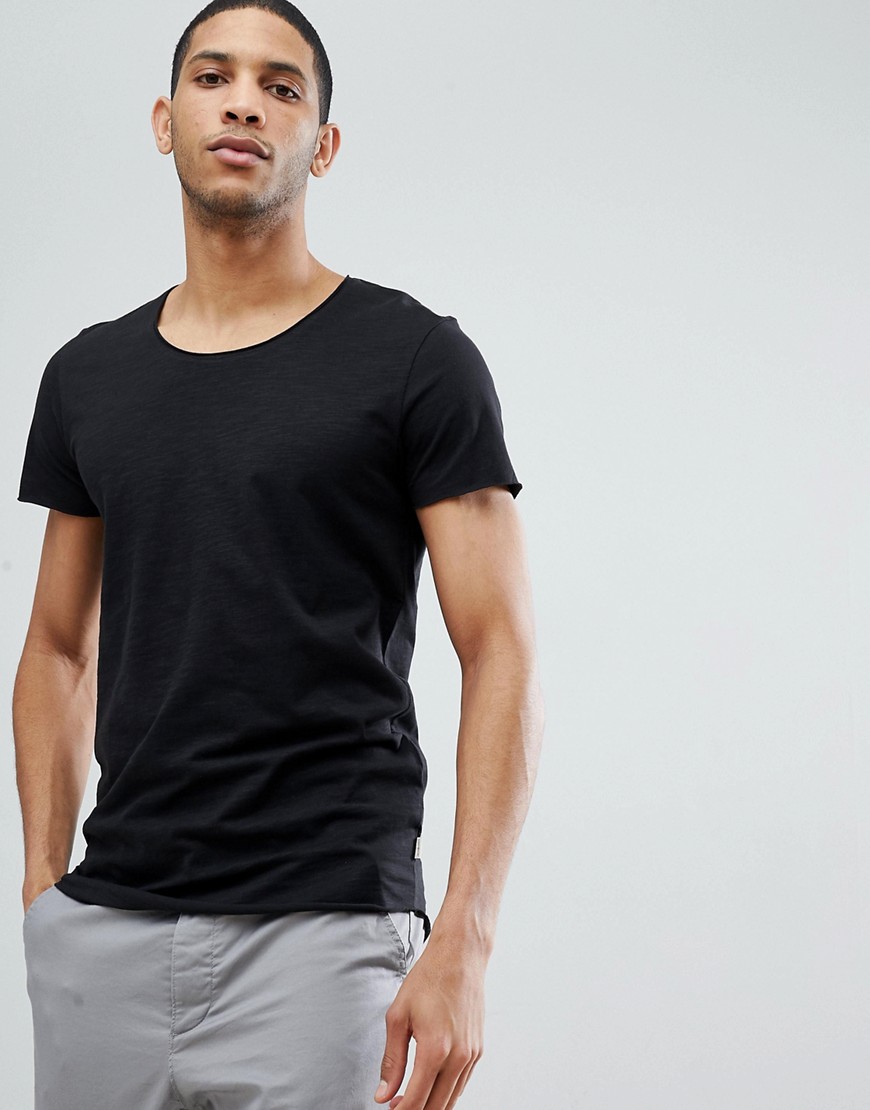 Jack & Jones – Essentials – Svart t-shirt i longline-modell med djup halsringning