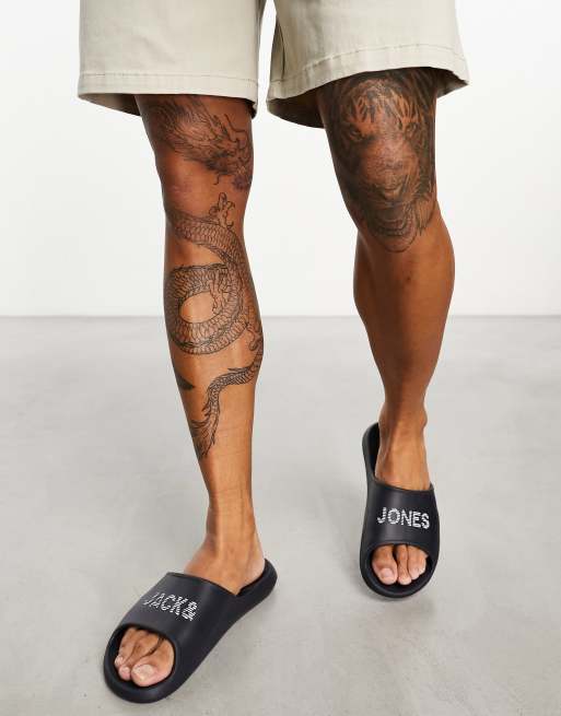 Jack & Jones – Geformte Slider in Grau mit Logo 