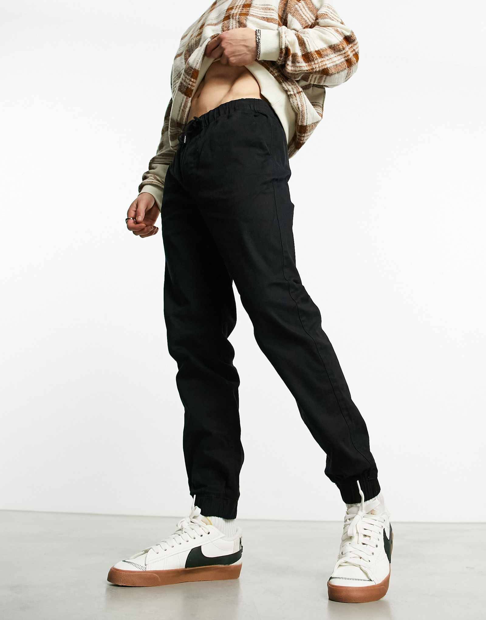 Брюки с манжетами Jack &Jones Intelligence черного цвета 