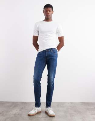 Intelligence - Liam - Eng geschnittene Stretch-Jeans in Mittelblau Blau W29 L34