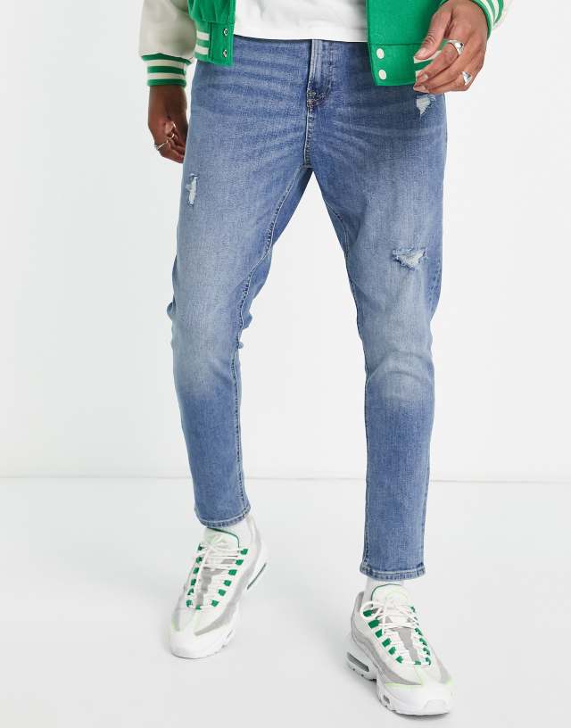 Jack & Jones Intelligence Pete carrot fit jean in light blue with rips