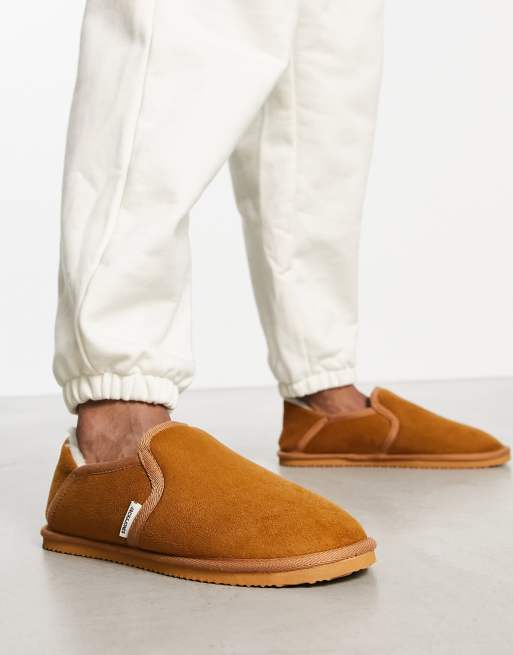 Jack & Jones – Kamelfärgade toffor i mockaimitation och foder i fårskinnsimitation 