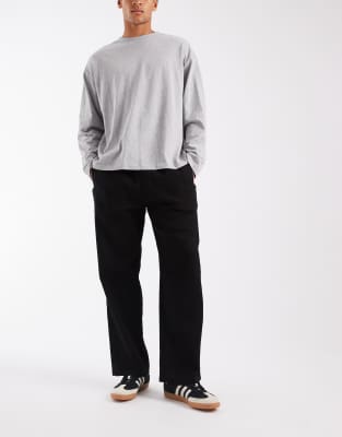 Locker geschnittene Hose in Schwarz mit Knitterstruktur Schwarz S