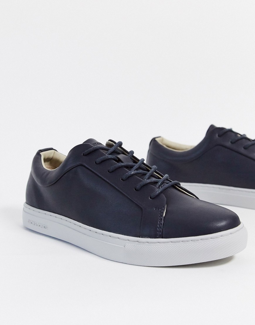 Jack & Jones – Marinblå sneakers i läderimitation