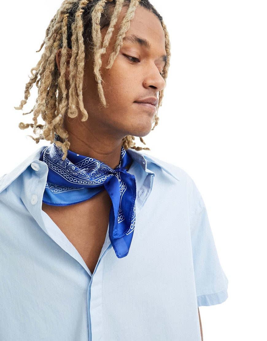 neckerchief with bandana print in blue