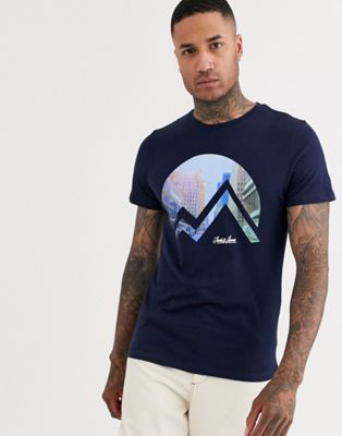 Jack & Jones – Originals – Mörkblå t-shirt med grafiskt bergstryck-Marinblå