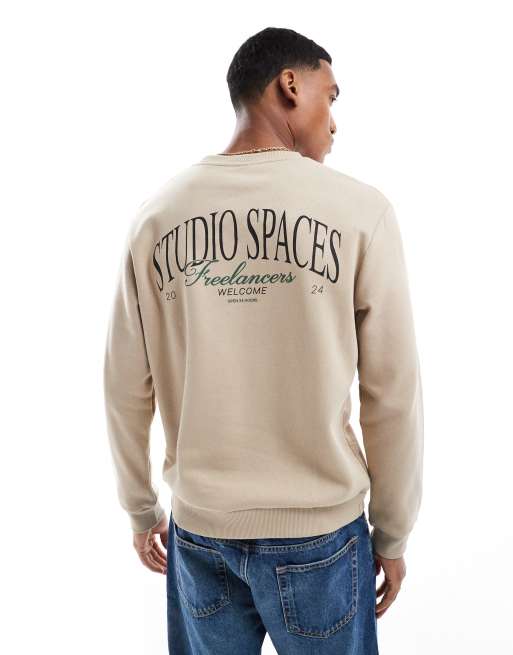 Jack & Jones - Oversized og beige sweatshirt med 'Studio Spaces'-print på ryggen