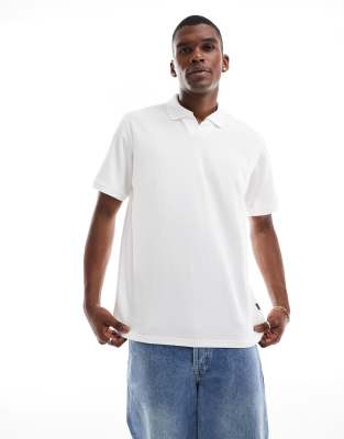 plisse notch polo in white