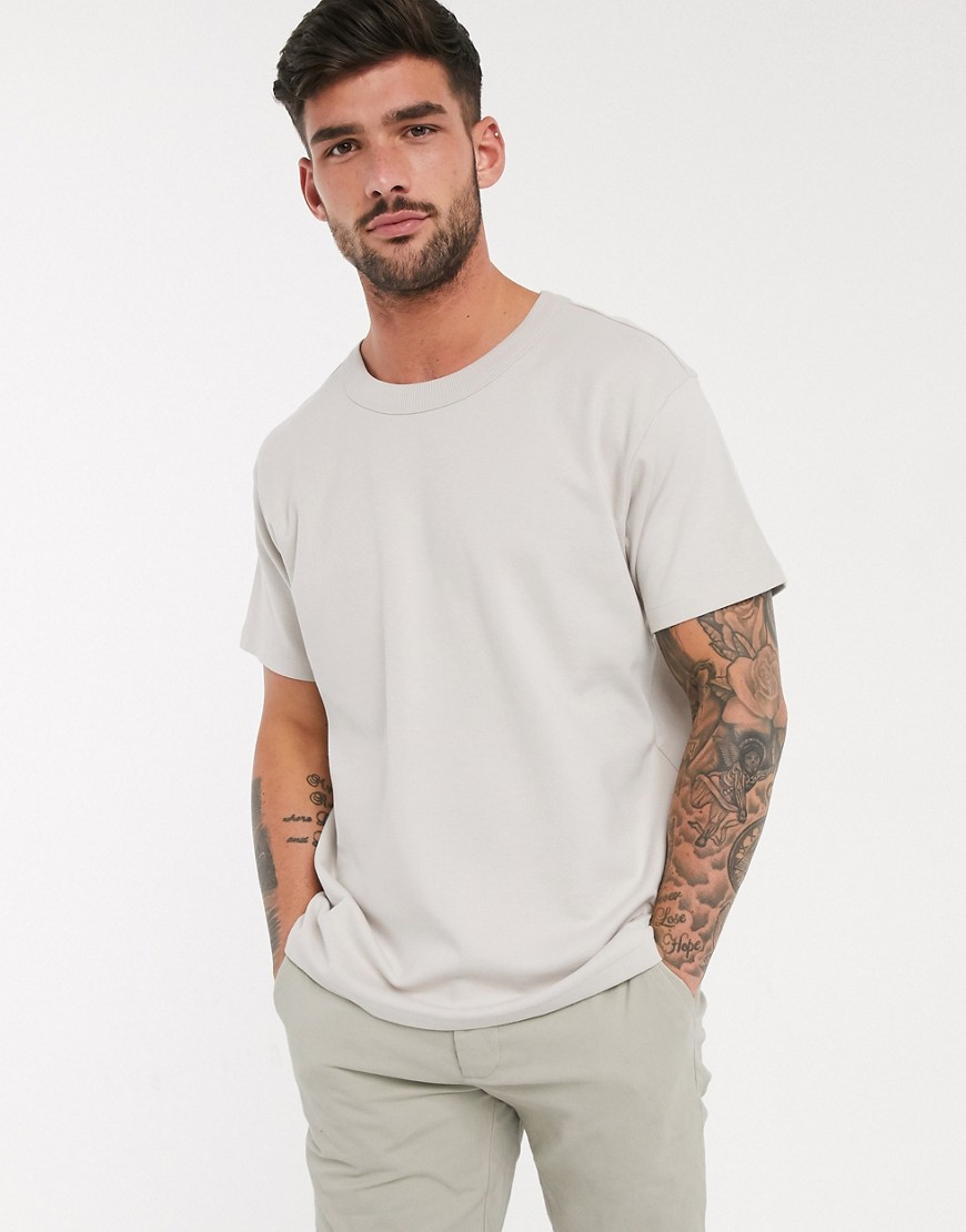 Jack & Jones Premium – Beige t-shirt med avslappnad passform och ribbad halsringning-Sandfärgad