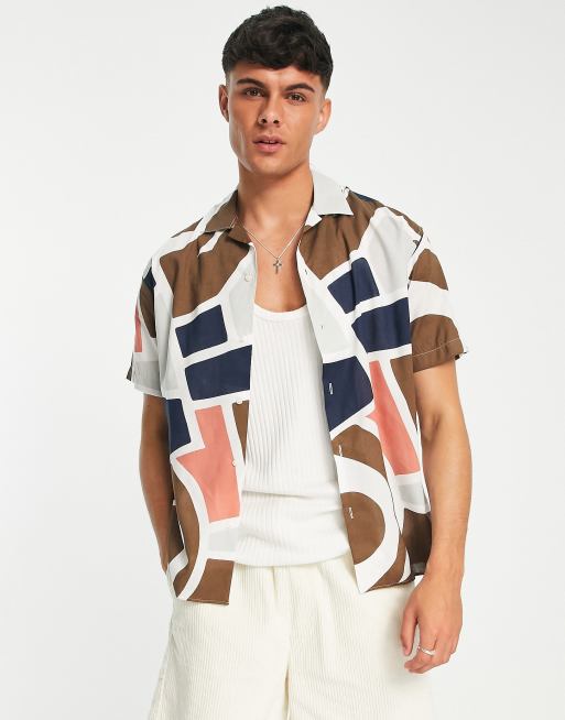 Jack & Jones Premium – Brązowa koszula z krótkimi rękawami i kołnierzykiem kubańskim w abstrakcyjny wzór