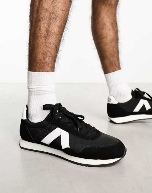 Jack & Jones – Retro Runner – Sneaker in Schwarz mit Kontraststreifen 