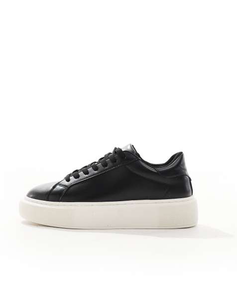 Jack & Jones sneakers i läderimitation i svart med vit sula - view 1