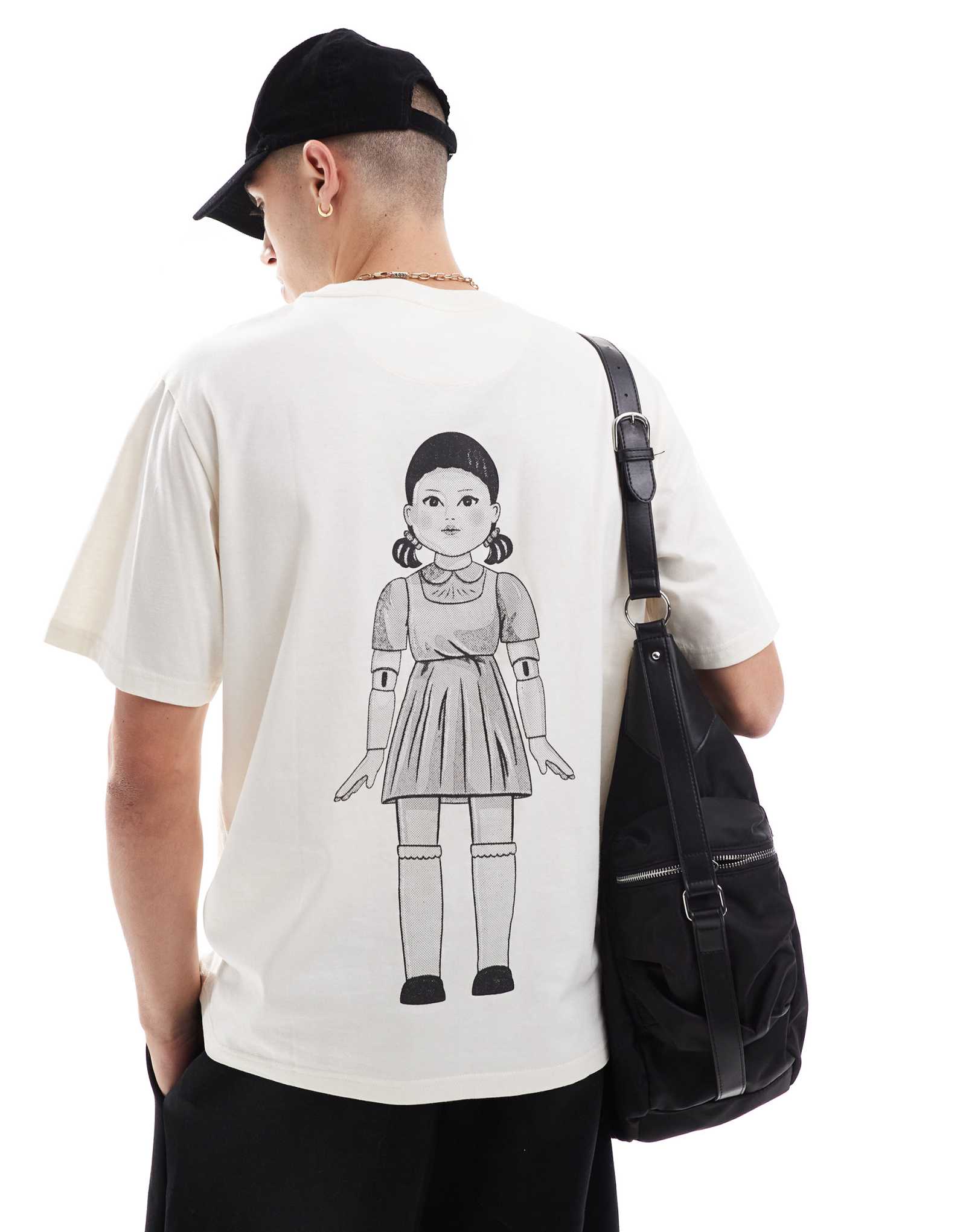Футболка Jack &Jones Squid Game оверсайз с принтом на спине бежевого цвета