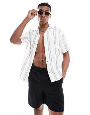 Jack & Jones – Strukturiertes Oversize-Hemd in gestreiftem Weiß 