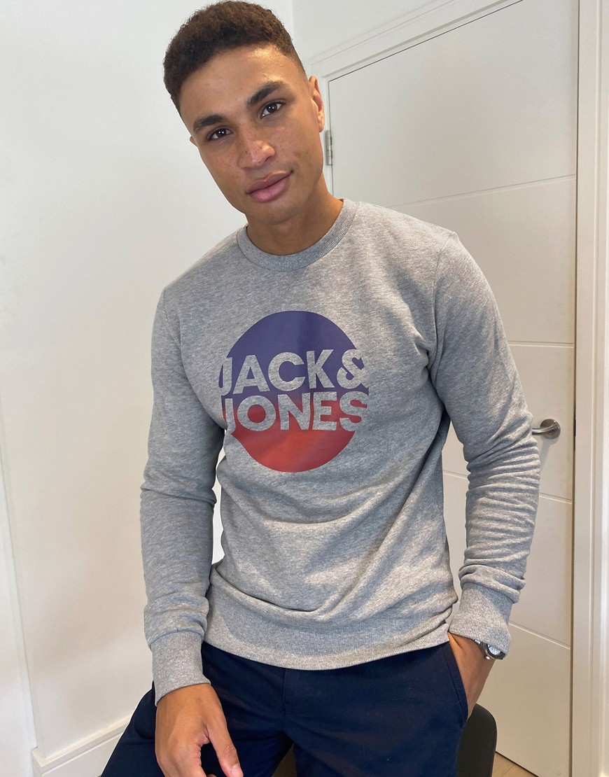 Jack & Jones – Sweatshirt med graderad logga-Grå