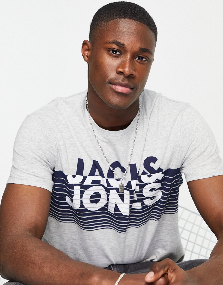 Jack & Jones – T-Shirt in hellem Kalkgrau mit großem Logo