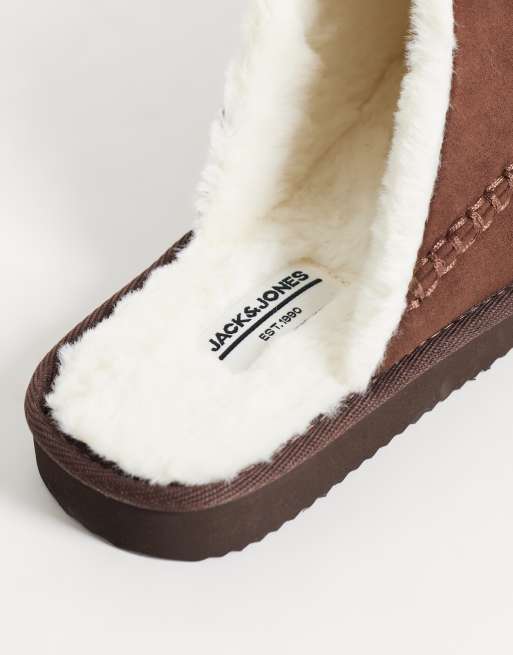 Jack & Jones teddy lined slip on slippers in brown, 3 of 4