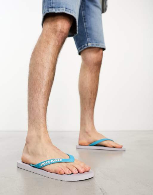 Jack & Jones – Zehenstegsandalen in Blau mit Blumenmuster und Logo 