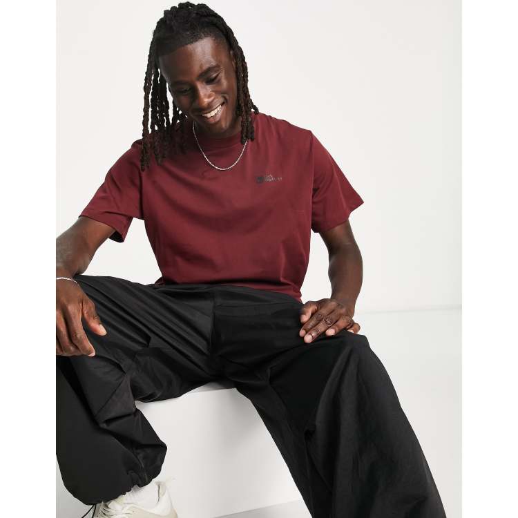 shirt in burgundy - Gore makes more than waterproof jackets and  puddle-proof boots - KulturregionfynShops | Jack Wolfskin Essential chest  logo t