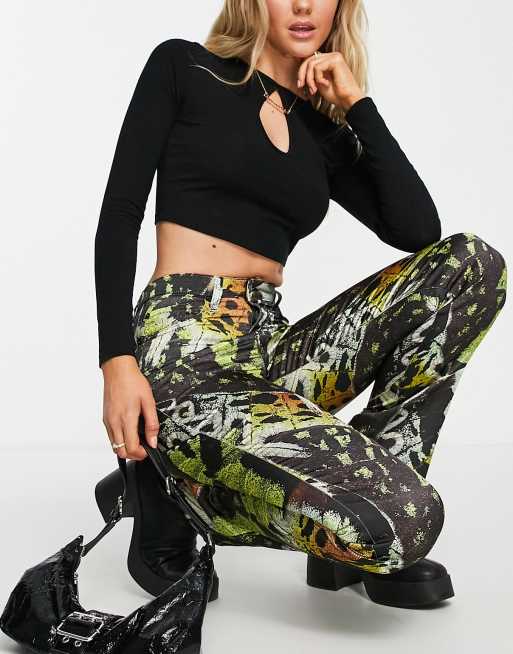 Jaded London – Boyfriend-Hose in Satin-Optik mit hohem Bund und Western-Rosenmuster