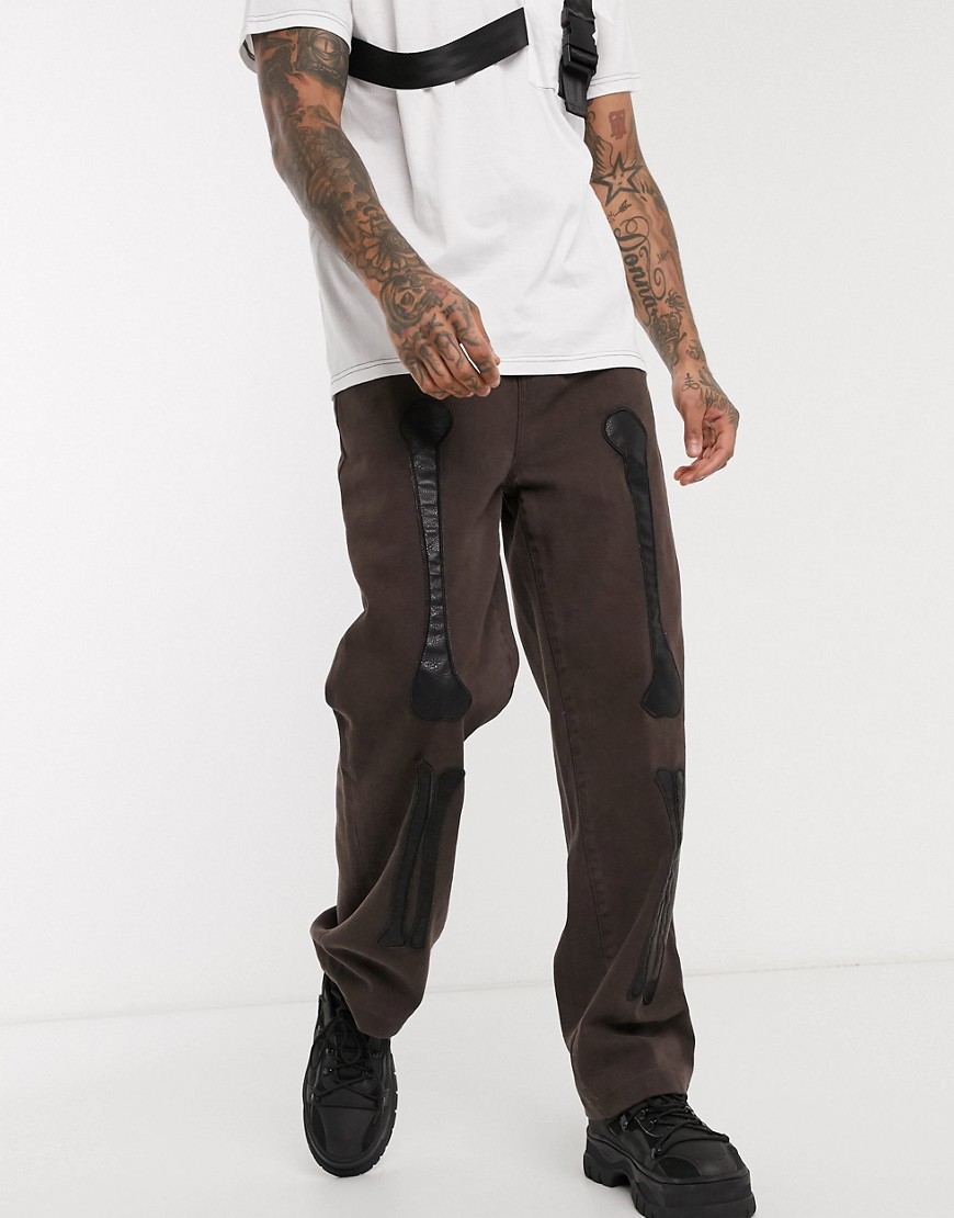 Jaded London - Jeans stile skater marroni con ossa in ecopelle PU applicate-Marrone