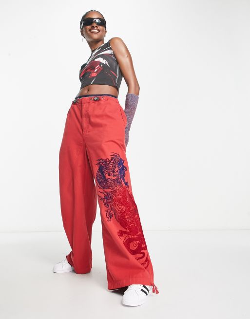 Jaded London - Pantaloni a vita bassa stile paracadutista rossi con motivo floccato
