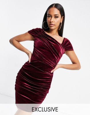 Jaded Rose - Exclusive - Fluwelen mini-jurk met verlaagde schouder in  bessenkleur